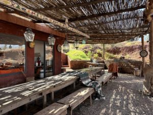 La terrasse ombragée du lieu d'accueil de la retraite dansée au Maroc à Bin El Ouidane