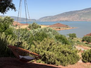 Une balançoire avec vue sur le lac pour se relaxer à Bin El Ouidane