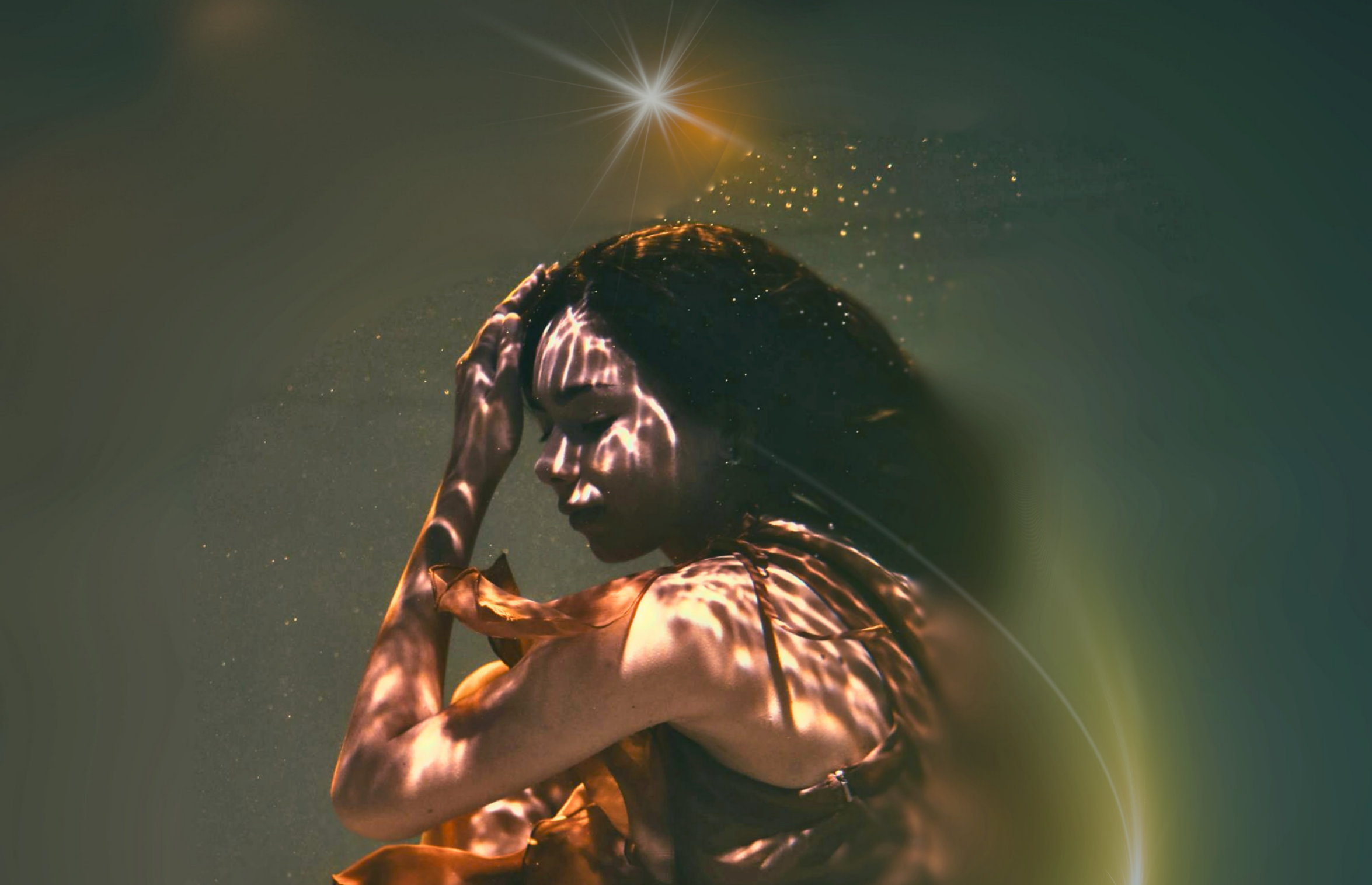 Femme dansant dans l'eau, visuel « Femme de lumière » – Danse de l’Être®
