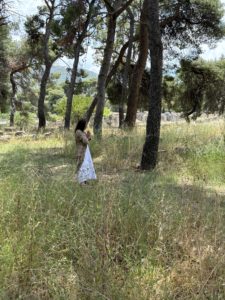 Femme en robe claire dans une forêt, illustration de la danse-médecine et de la transformation intérieure