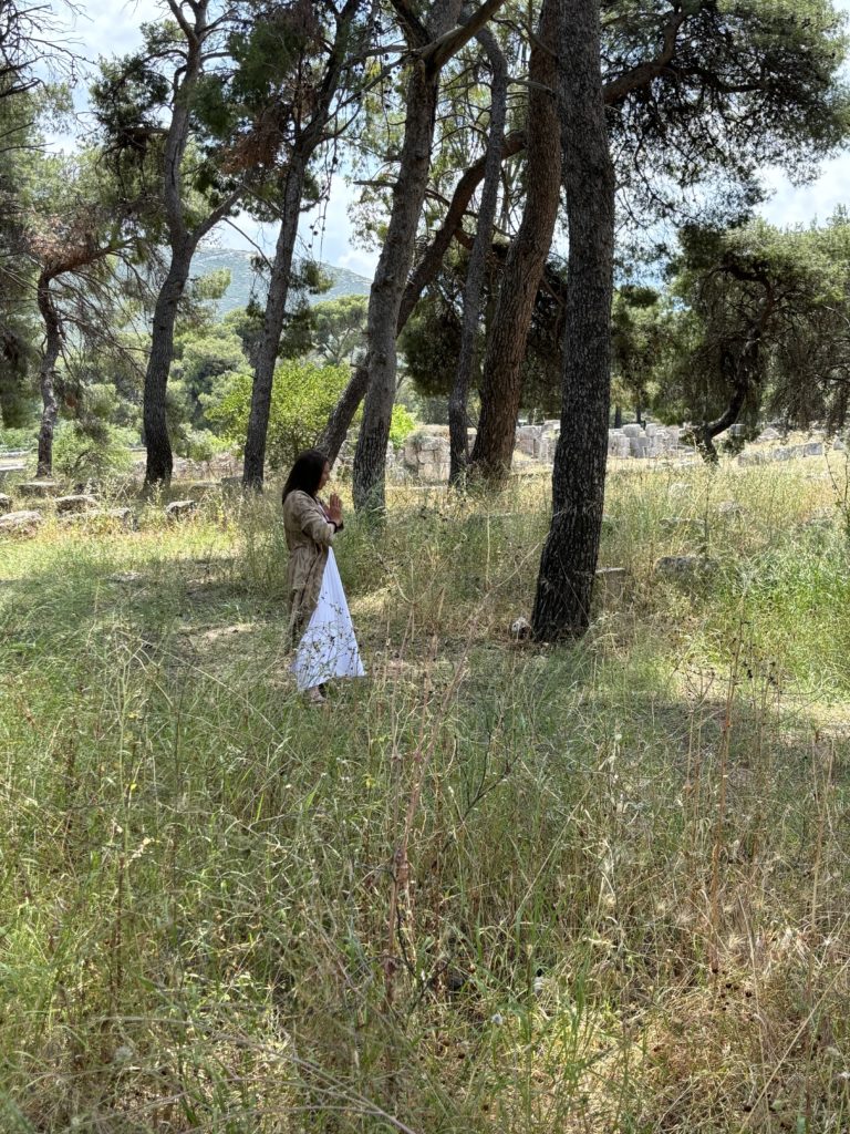 Femme en robe claire dans une forêt, illustration de la danse-médecine et de la transformation intérieure